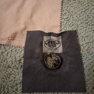 Violin rosin + cleaning cloth - W. E. Hill & Sons